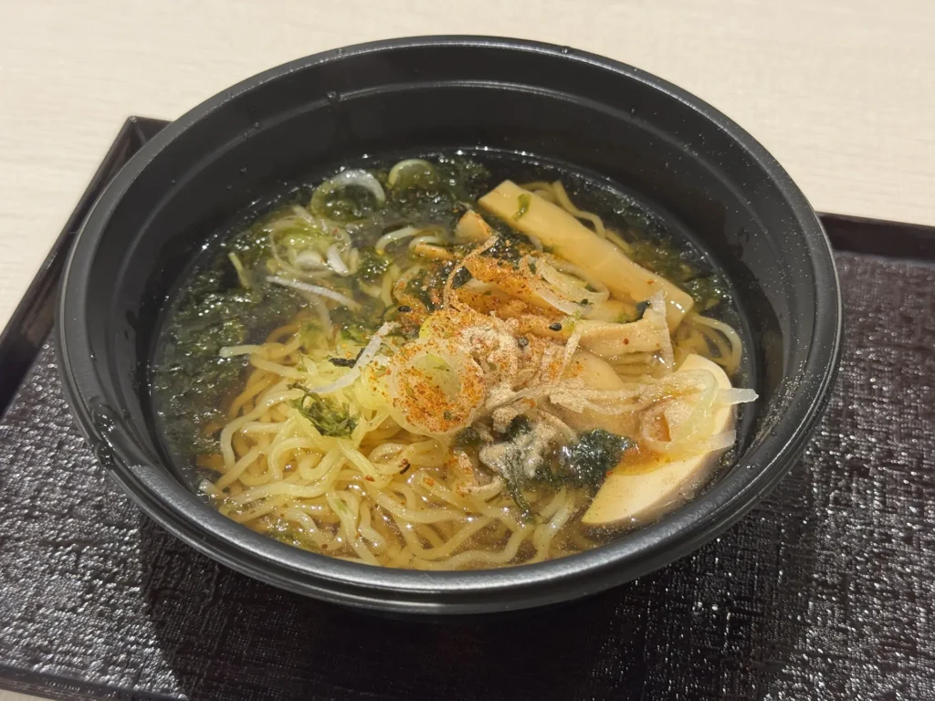 Dormy Inn 夜鳴拉麵實拍,一碗清湯拉麵,配料包含海帶、筍乾、蔥花與調味粉