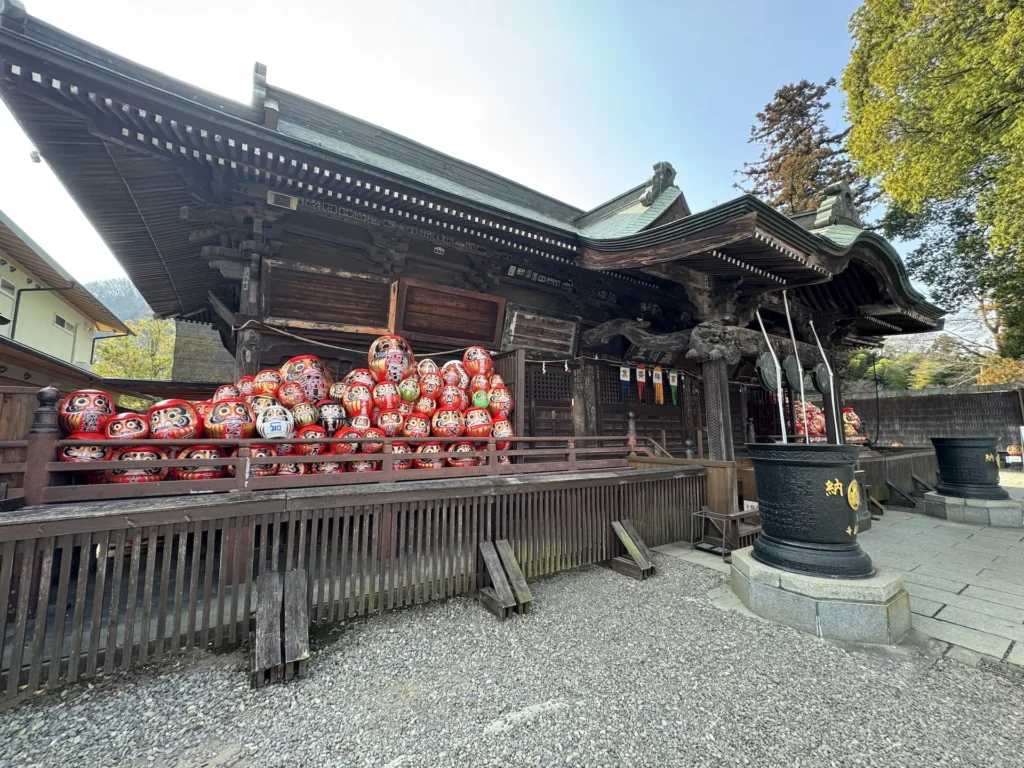 群馬縣少林山達摩寺本堂與前方堆疊的大量達摩不倒翁