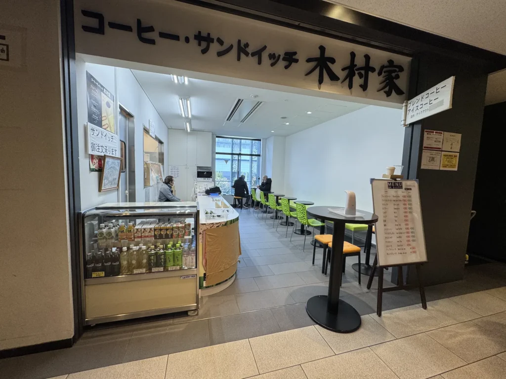 咖啡與三明治店木村家的店面,簡單明亮的座位區與冷藏飲品櫃。