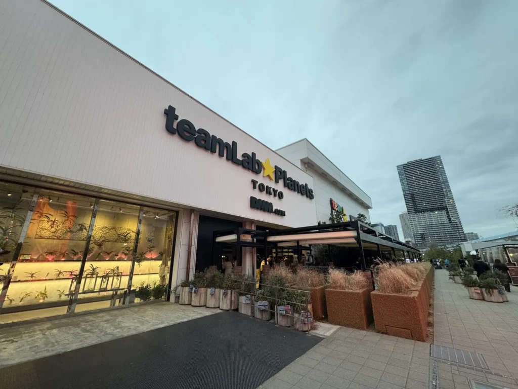 teamLab Planets TOKYO 展館外觀入口與招牌,前方排隊人潮與周邊高樓