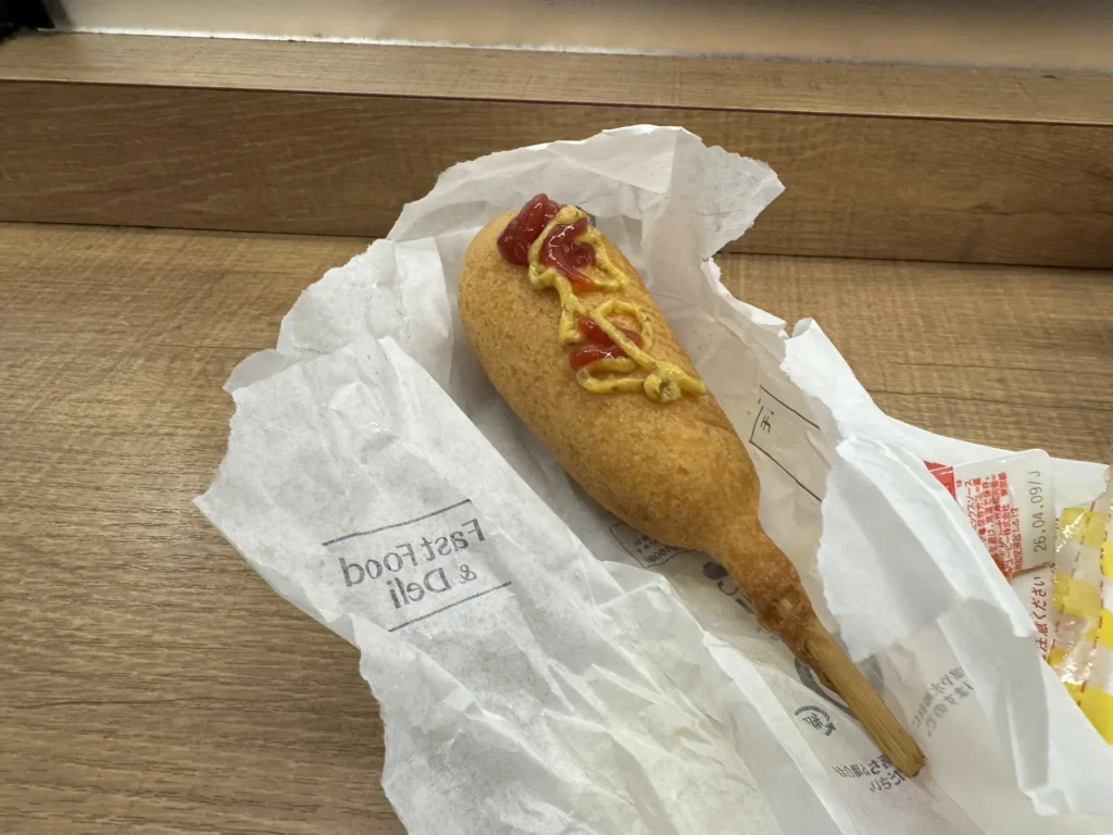 便利商店買的熱狗麵包,擠上美乃滋與番茄醬,放在 Fast food & Deli 紙袋上