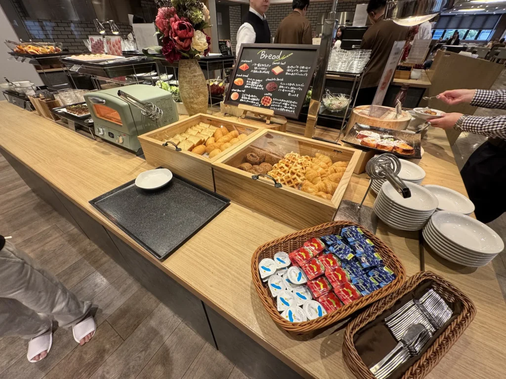 Dormy Inn 川崎早餐麵包區,包含小可頌、鬆餅、吐司與迷你烤箱設備