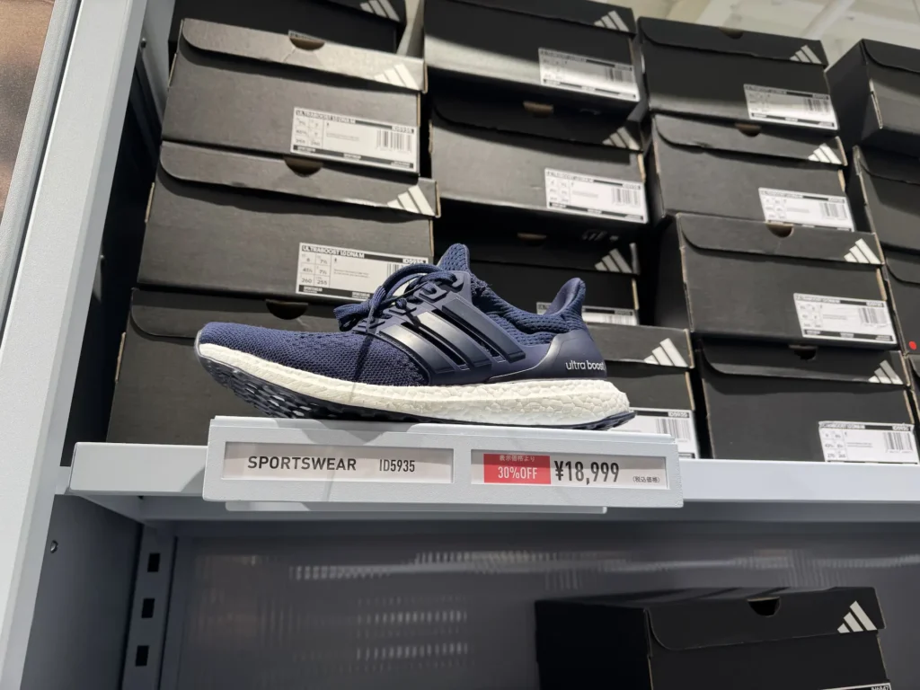adidas Ultra Boost 藍色跑鞋展示架與 30% OFF 價格標示