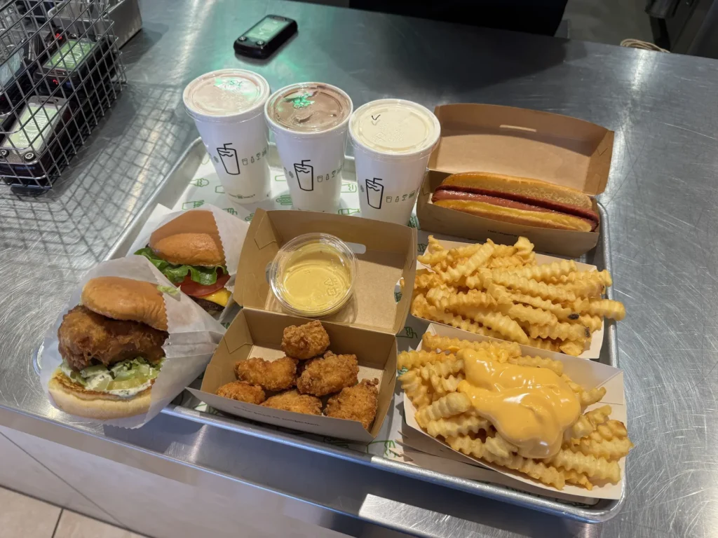 Shake Shack 漢堡、熱狗、起司薯條與飲料套餐