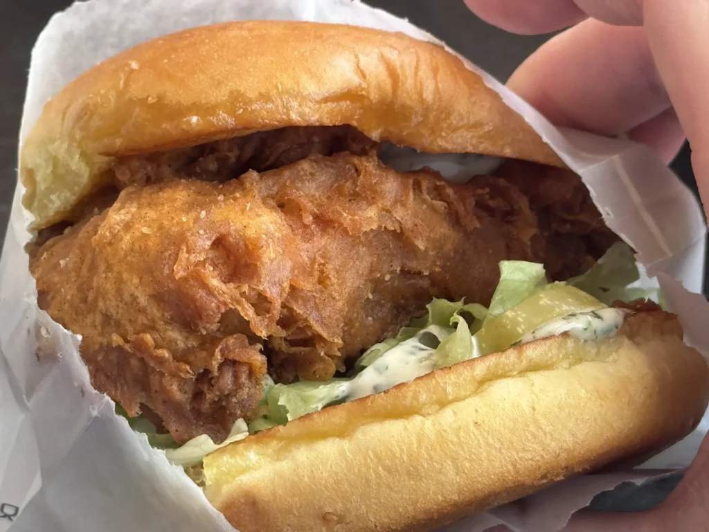 酥脆炸雞漢堡與生菜醬料特寫
