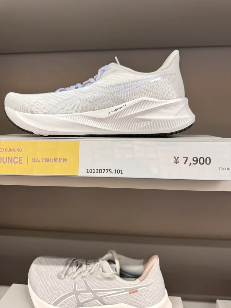 木更津 Outlet 鞋店展示白色跑鞋,標示價格 7,900 日圓
