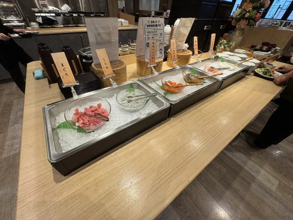 Dormy Inn 川崎早餐自製海鮮丼區,鮪魚丁、吻仔魚與鮭魚卵冰鎮展示