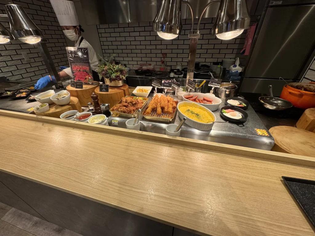 Dormy Inn 川崎早餐熟食區,包含炸蝦、唐揚雞、牛排與奶油起司通心粉