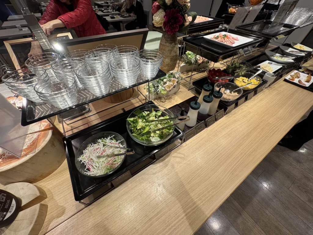 Dormy Inn 川崎早餐沙拉與冷盤區,包含生菜與冷食配料