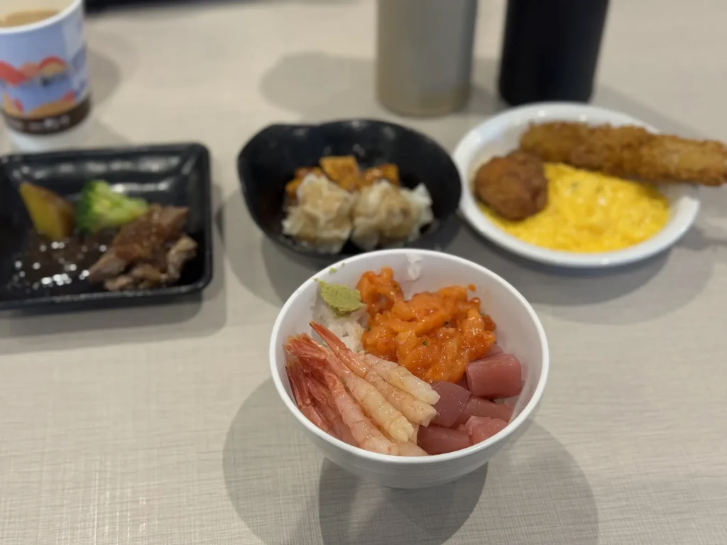 Dormy Inn 川崎早餐自製海鮮丼,碗內有甜蝦、鮭魚、鮪魚與山葵,旁邊搭配燒賣與炸物