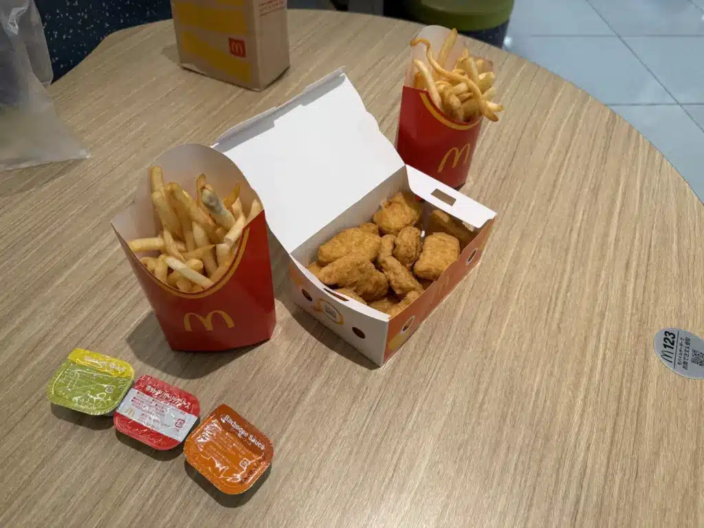 小孩下午吃的點心,和早上在台灣吃的漢堡王點心一模一樣,都是麥克雞塊和薯條。