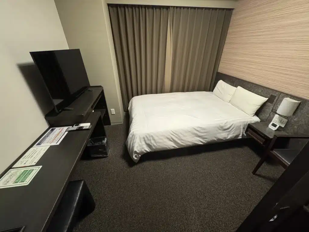 Dormy inn 房間一如既往的小,所以我們訂了兩間。