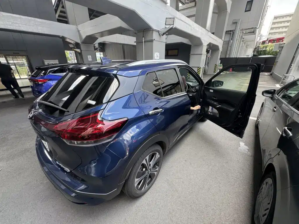 這次是租 Nissan e-POWER 油電車,油門踩起來很輕,多輕?像是踩在一張 A4 紙上一樣,然後一放腳整台車就重拖,接著完全不知道怎麼打進 N 檔。