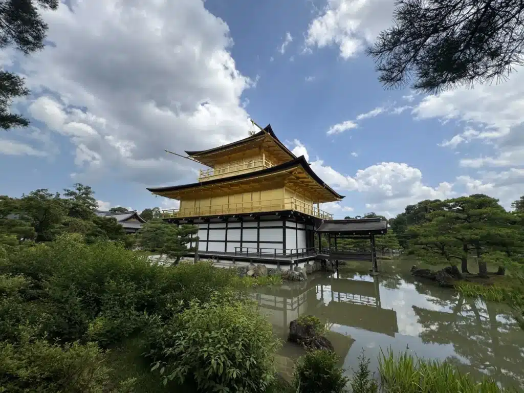 第一次去京都時,看的是銀閣寺,這次終於來看金閣寺了,我私心覺得金閣寺好看太多了。