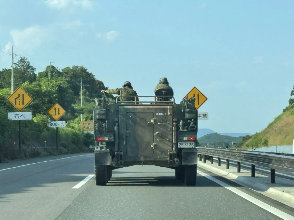 國道 161 號上,蠻常看到迷彩裝甲車,這是在琵琶湖西岸自駕時非常有趣的視覺體驗。