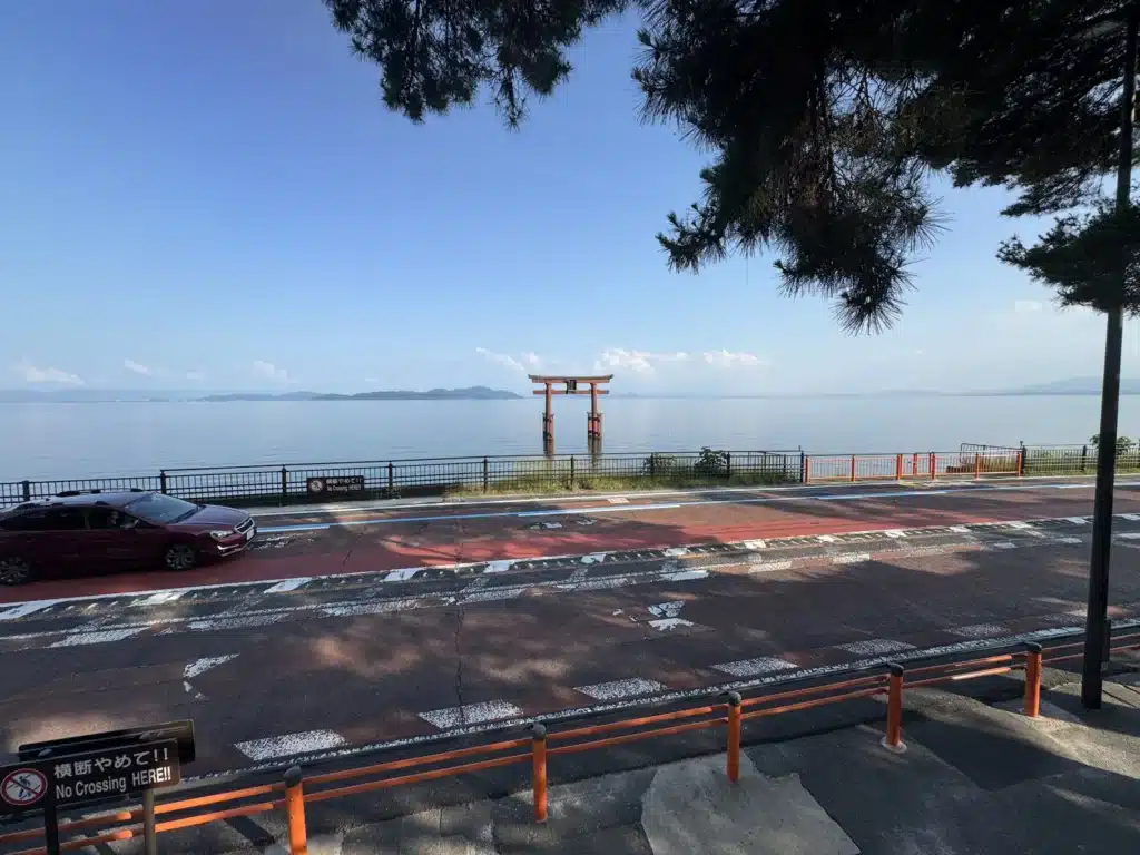 白鬚神社座落於琵琶湖中的「湖中大鳥居」,被譽為「近江之嚴島」,其正門就在國道 161 號旁。