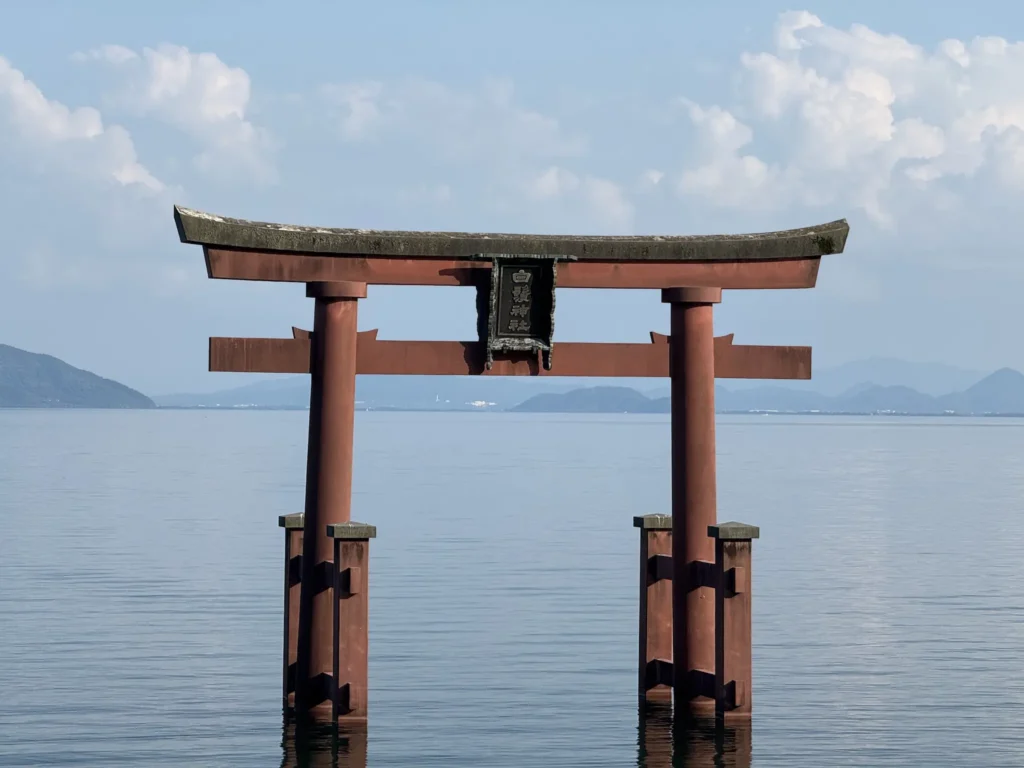 被公認為近江最古老信仰中心的「白鬚神社」,在神話中擁有兩千年的歷史,千百年來因為頻繁的地震地變,加上湖水水位不斷上升,才讓當年的陸地變成了今天的湖底。