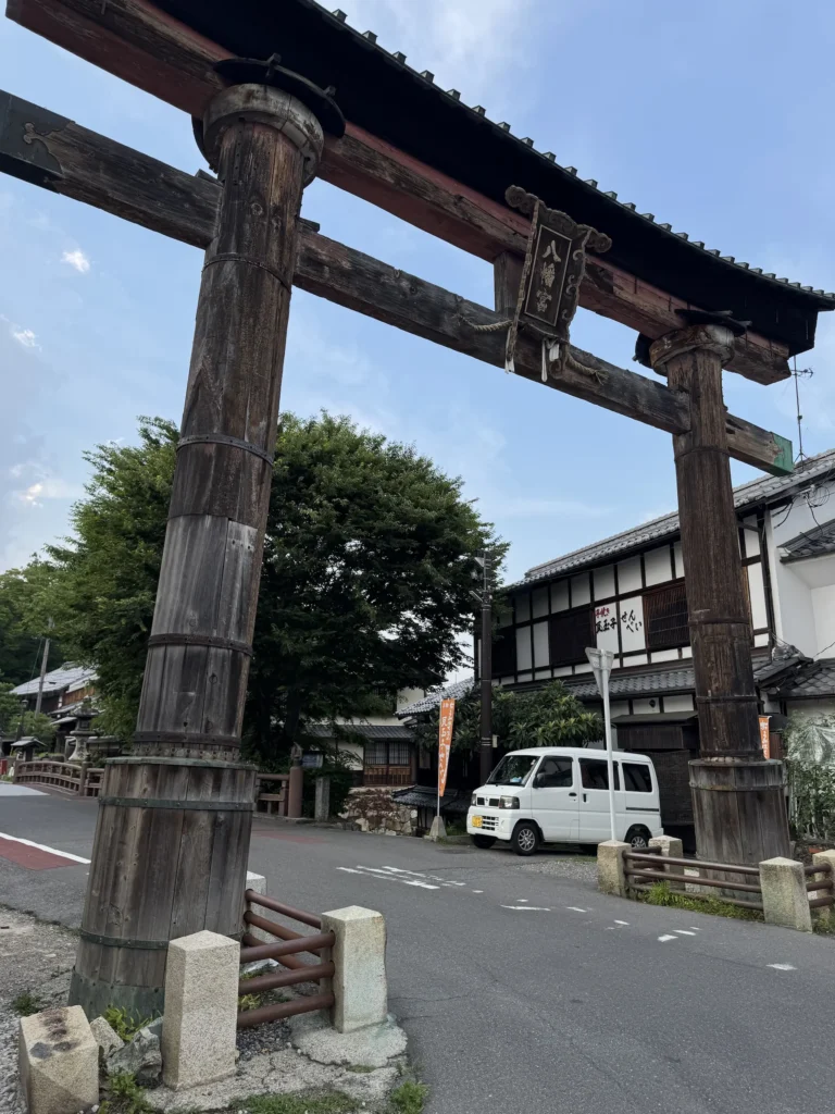 日牟禮八幡宮的鳥居,超巨大~