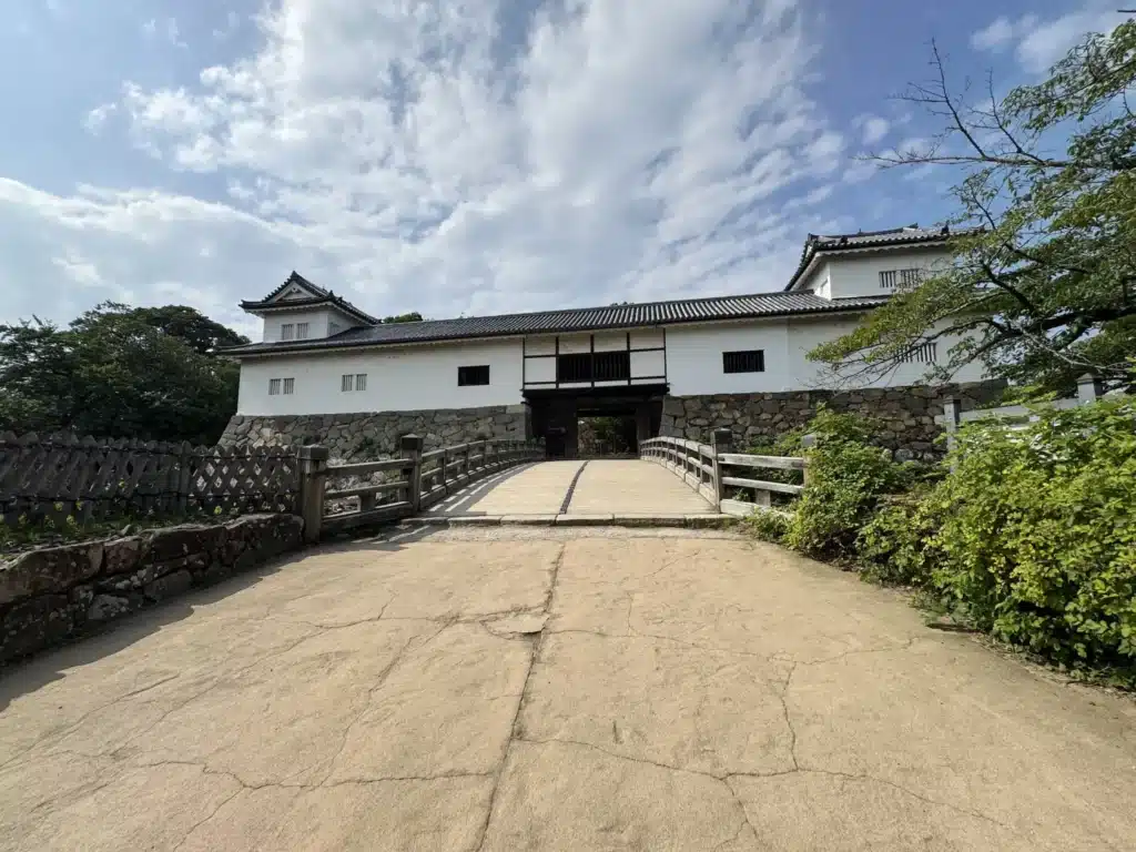彥根城的「天平橋」實際上應為彥根城內著名的「廊下橋」,在戰時它被設計成可切斷的橋,一旦守軍破壞此橋,敵軍就會直接落入8公尺深的壕溝中,無法前進。