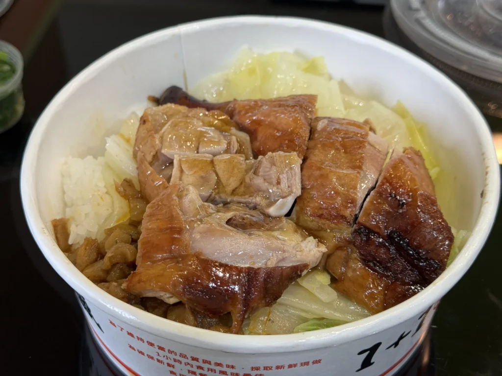 1+1 燒臘烤鴨腿飯，鴨腿切塊後皮色油亮