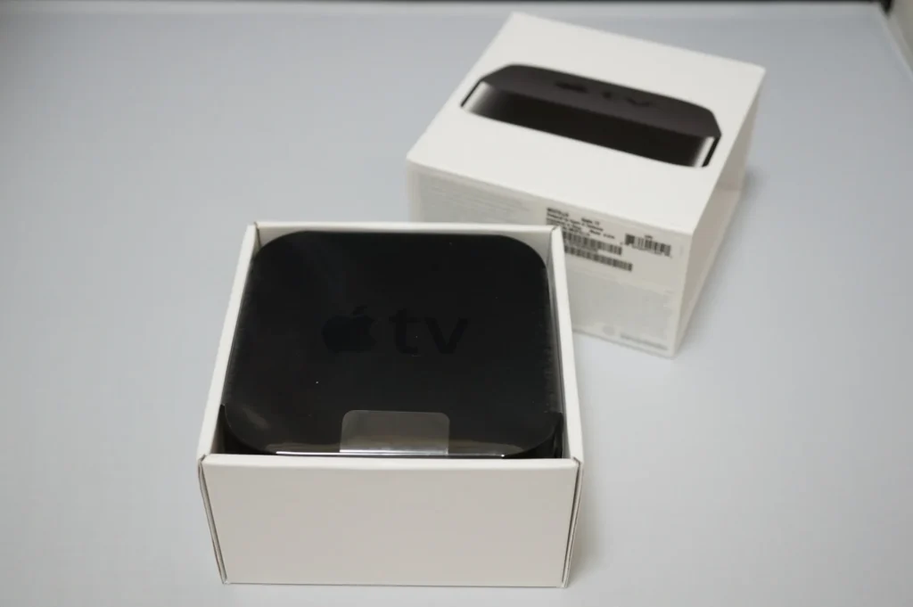 Apple TV 第 2 代本體放在盒子托盤上