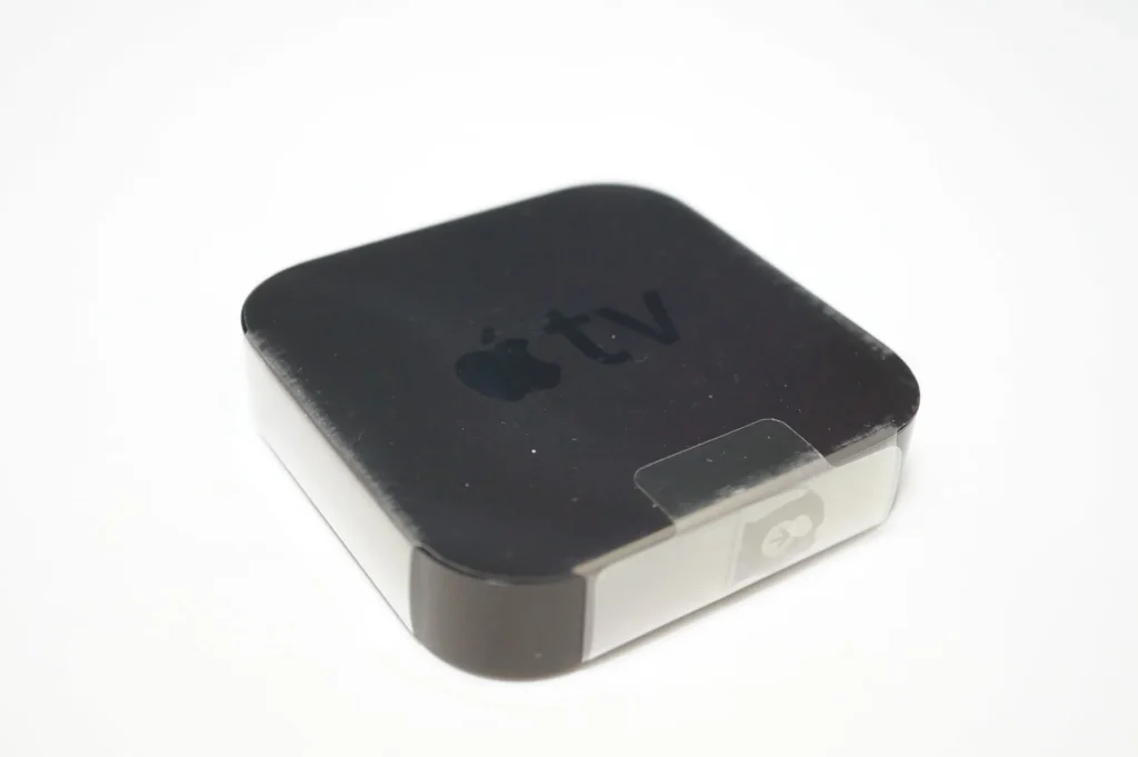 Apple TV 值得買嗎？Apple TV 第 2 代本體正面，黑色方形機身與 Apple 標誌