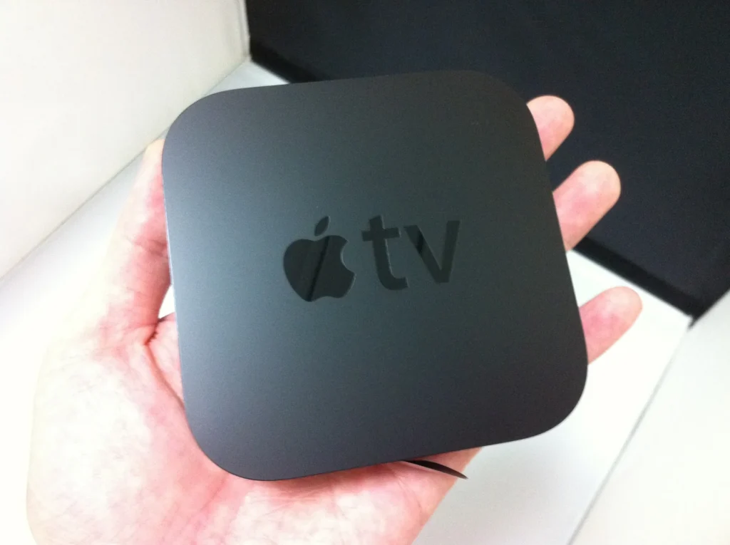 手掌上的 Apple TV 第 2 代，大小一隻手就拿得住