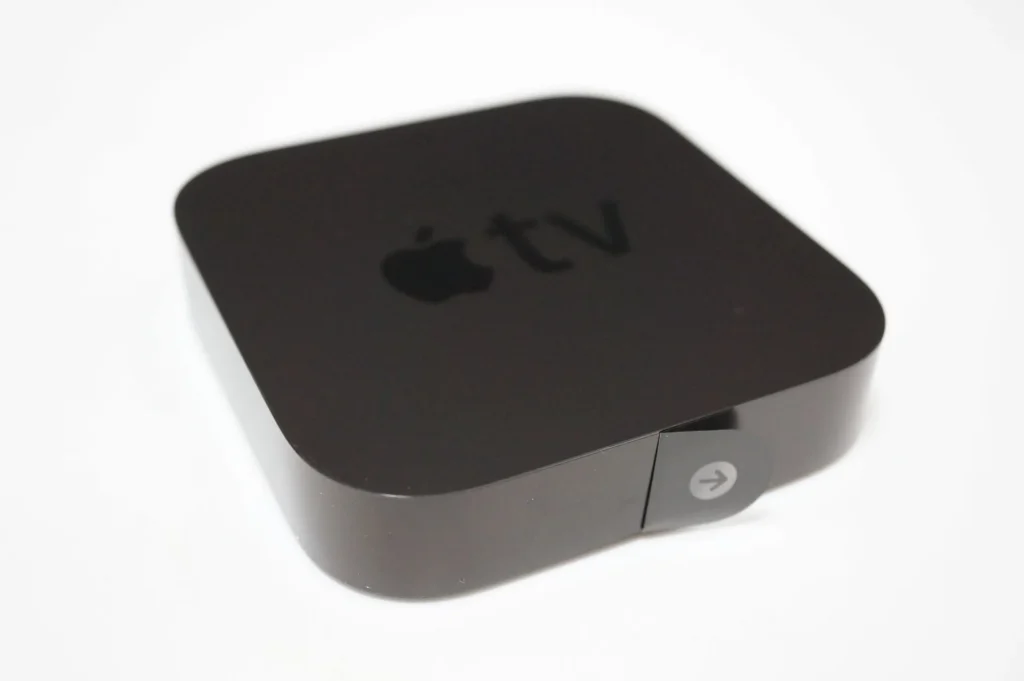 Apple TV 第 2 代機身上的 Apple 標誌與 tv 字樣