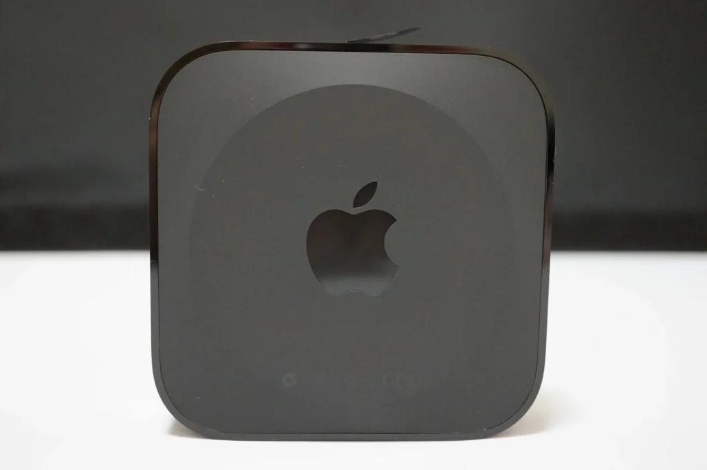 Apple TV 第 2 代底部，中間有 Apple 標誌