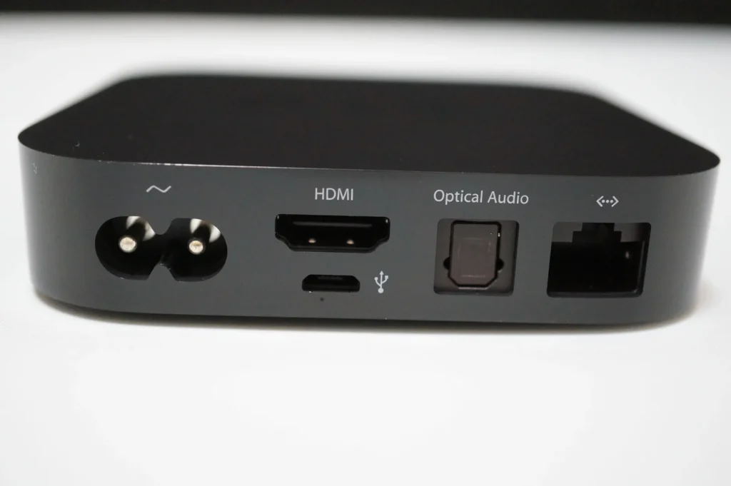 Apple TV 第 2 代背面接孔：電源、HDMI、Micro-USB、光纖音訊、乙太網路