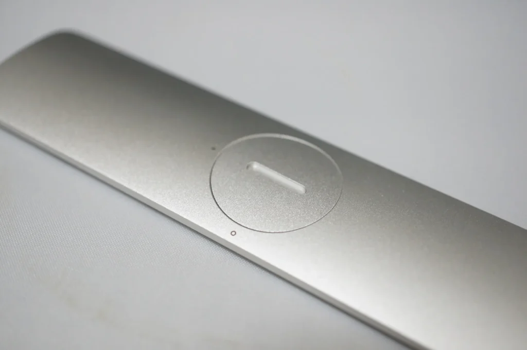 Apple Remote 遙控器背面的電池蓋