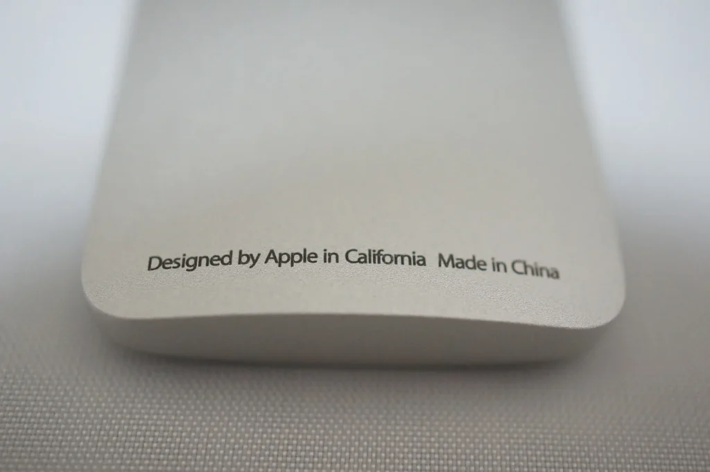 Apple Remote 遙控器背面刻著 Designed by Apple in California、Made in China