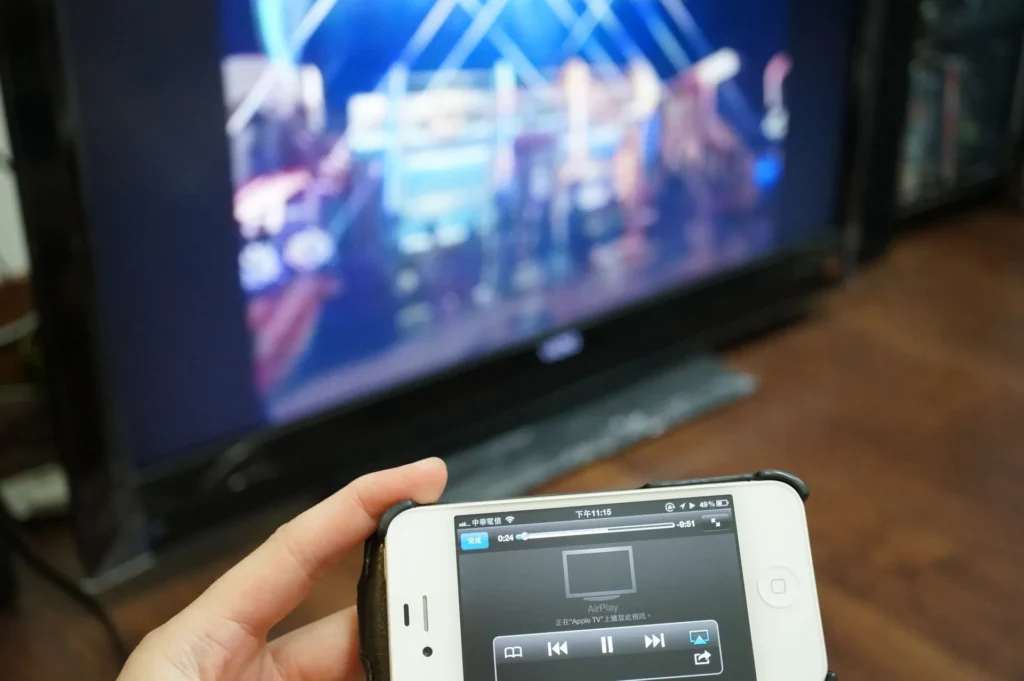 電視播放 AirPlay 投過去的影片，前面是手上的 iPhone
