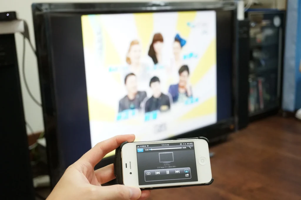 用 iPhone 的 AirPlay 把影片投到電視，手機顯示正在 Apple TV 上播放