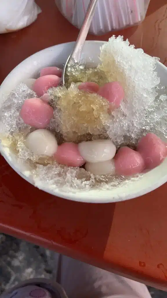 阿伯手工粉粿的招牌粉圓冰，加了粉紅白湯圓與剉冰