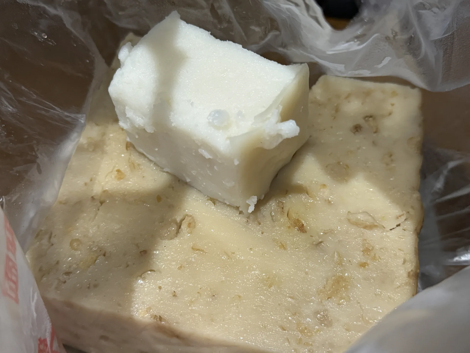 阿鑾碗粿外帶的一整塊鹹粿,米白色帶著油蔥料