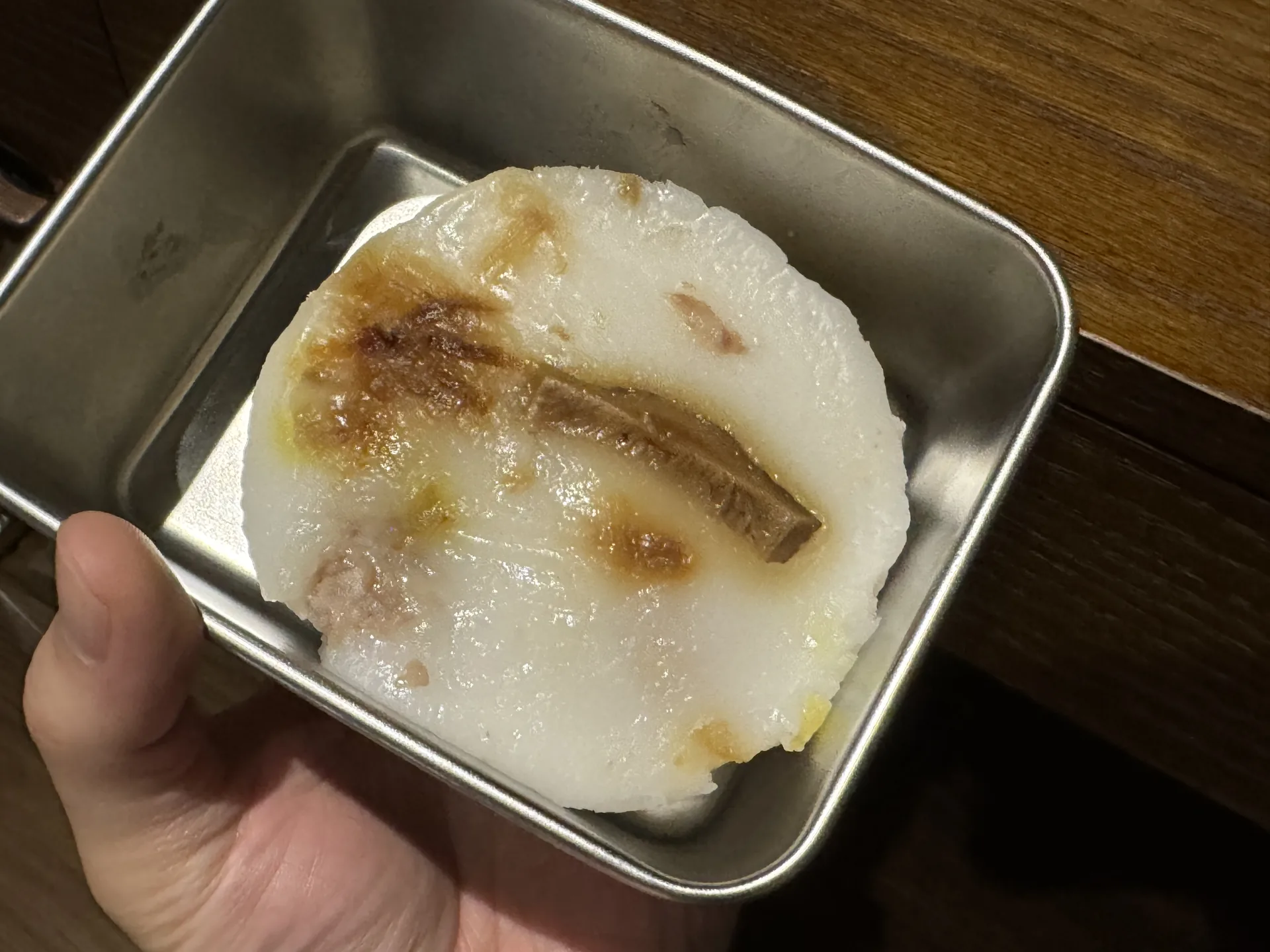 阿鑾碗粿沒有蛋黃的版本,白Q米粿上淋著醬汁與油蔥