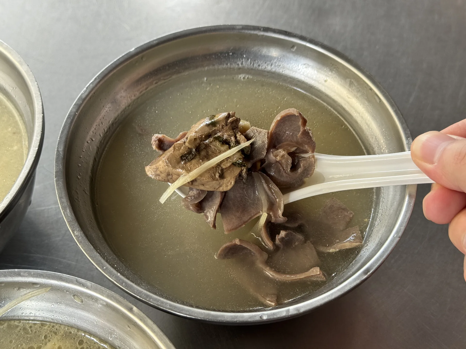 福安鴨肉飯的下水湯，湯裡有鴨胗鴨腸鴨心