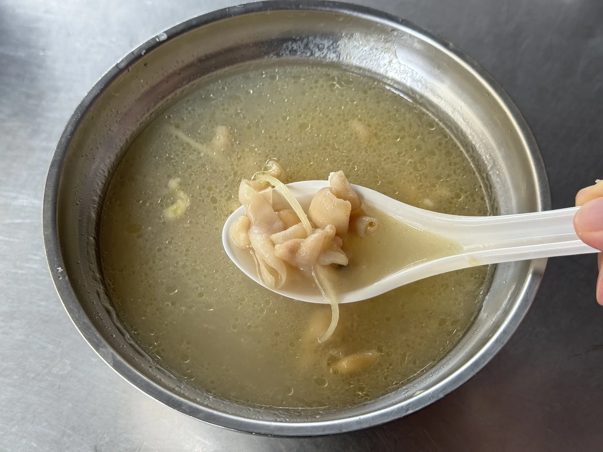 福安鴨肉飯的鴨腸湯，短而捲曲的鴨腸吃起來脆脆的