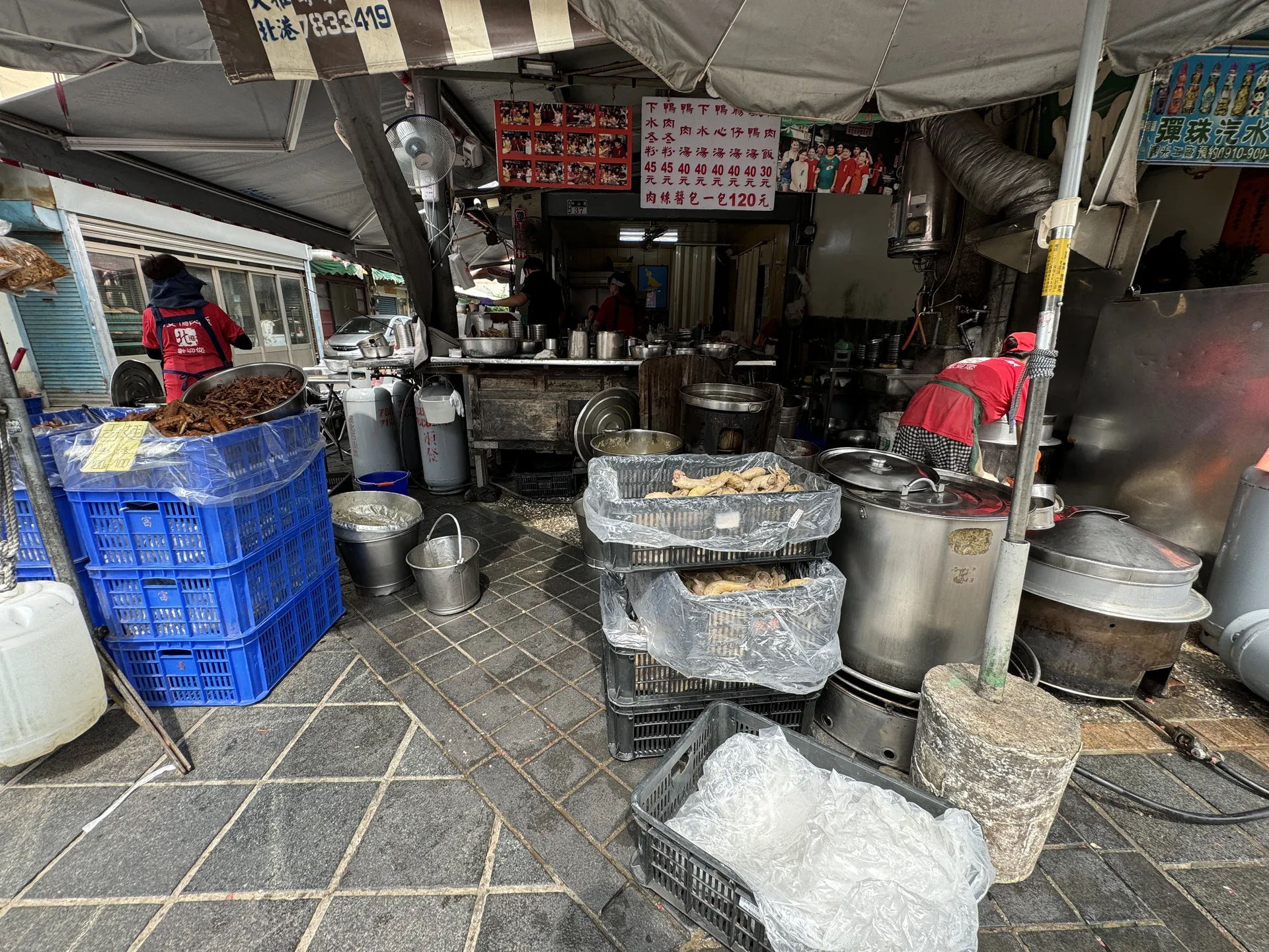 福安鴨肉飯位在北港朝天宮老街上的攤位店景