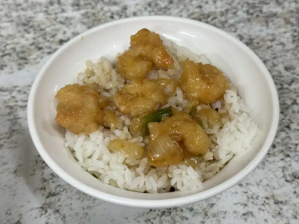一郎土魠魚羹的蝦仁飯，白飯上鋪滿金黃色蝦仁