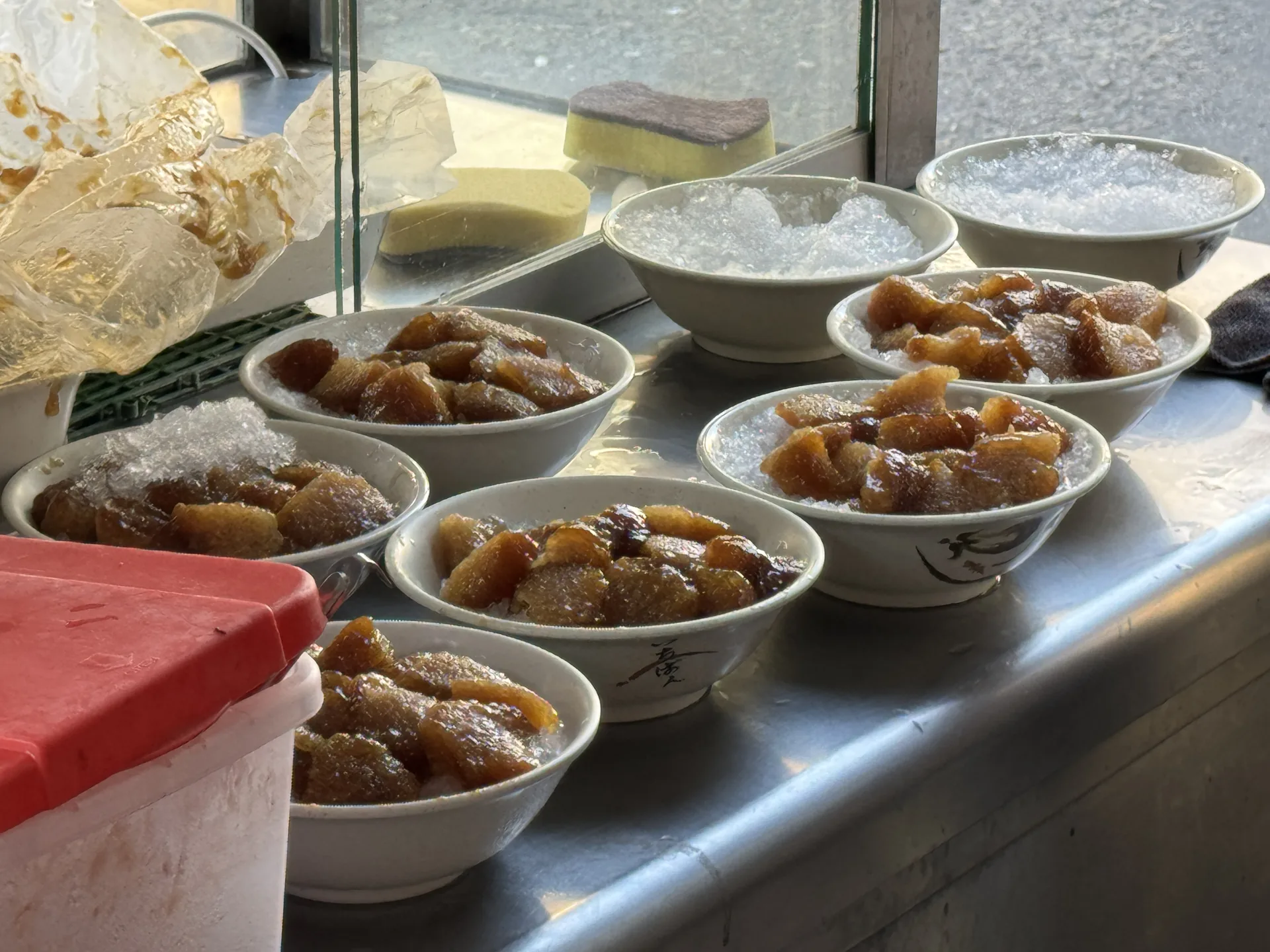 粳粽冰攤上一排裝好糖水的鹼粽冰成品碗