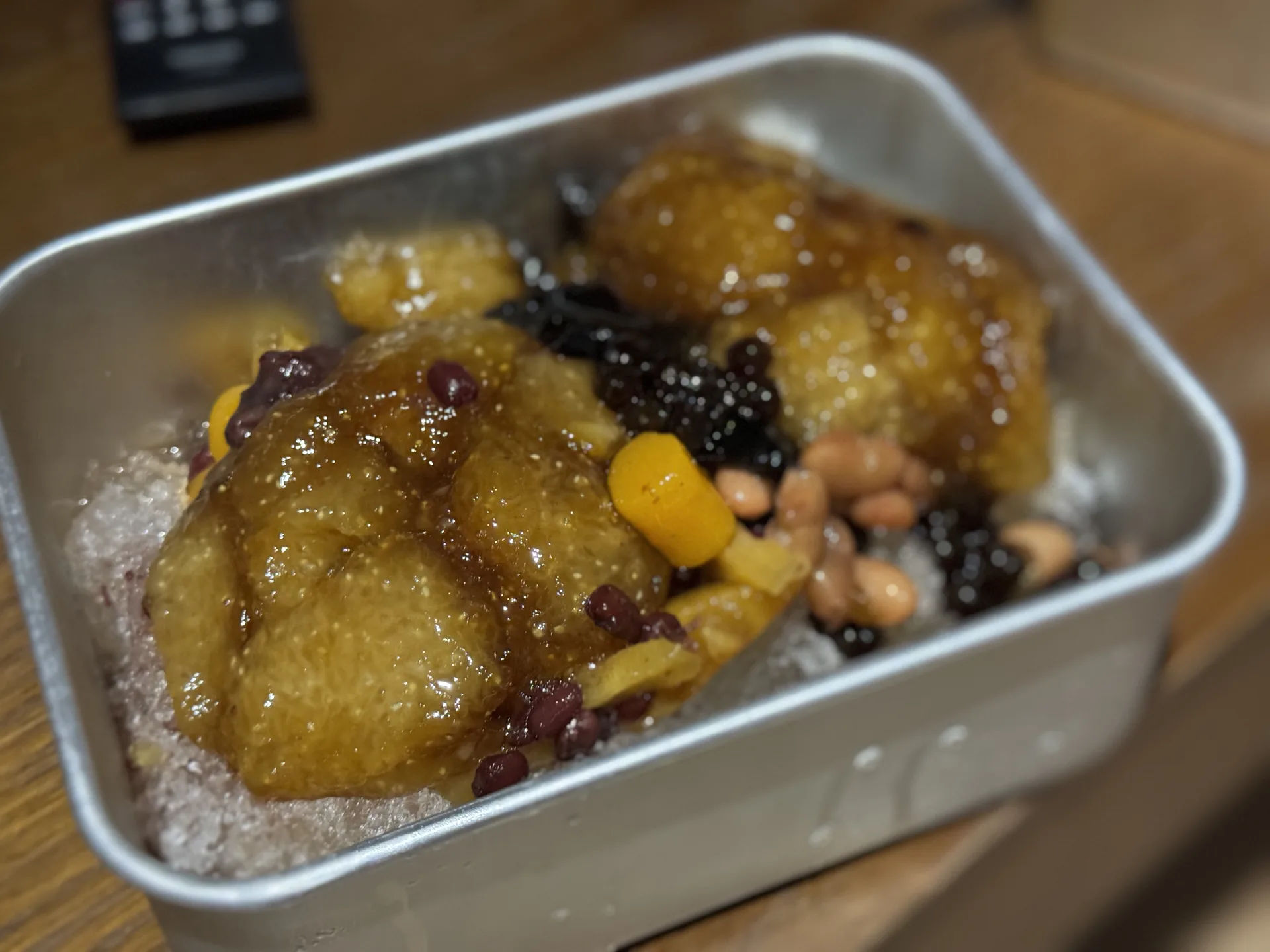粳粽冰的成品,鹼粽鋪在剉冰上加紅豆薏仁芋圓再淋糖水