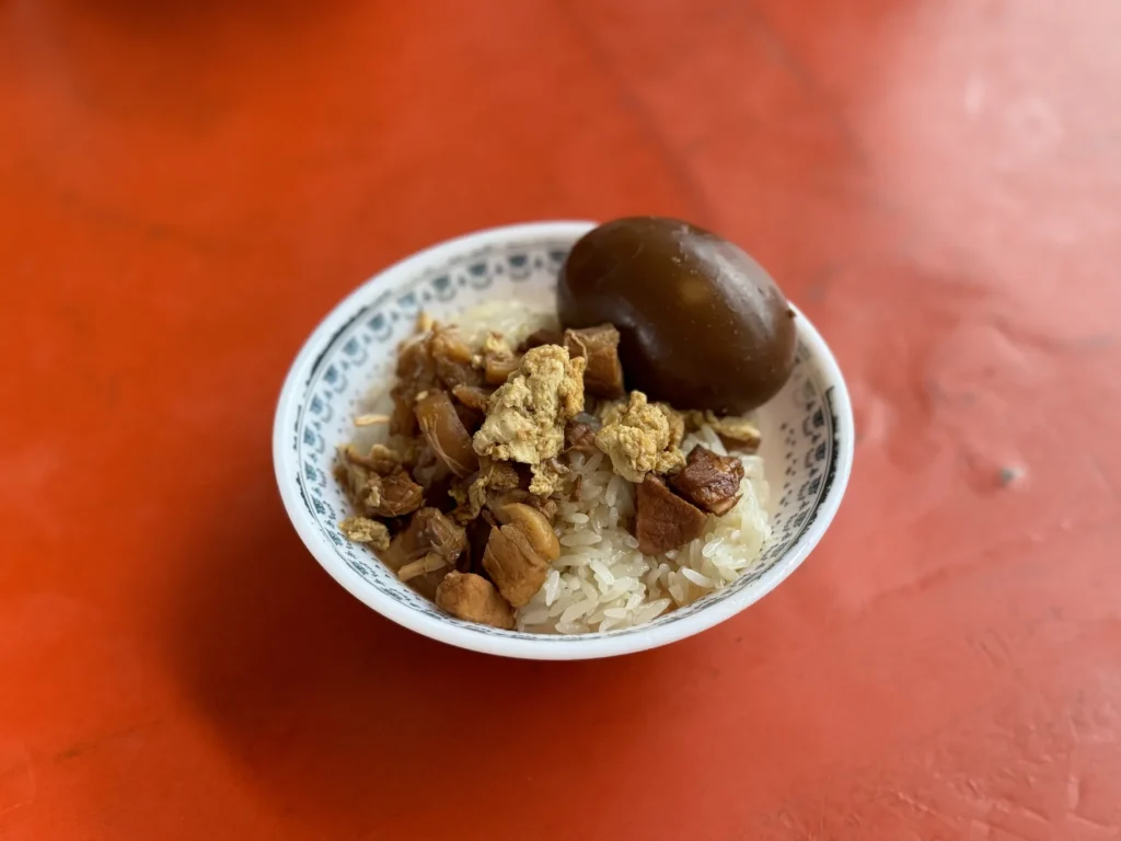 老等油飯的南部油飯，白飯淋上滷肉汁與小滷肉塊、滷蛋白，附一顆滷蛋