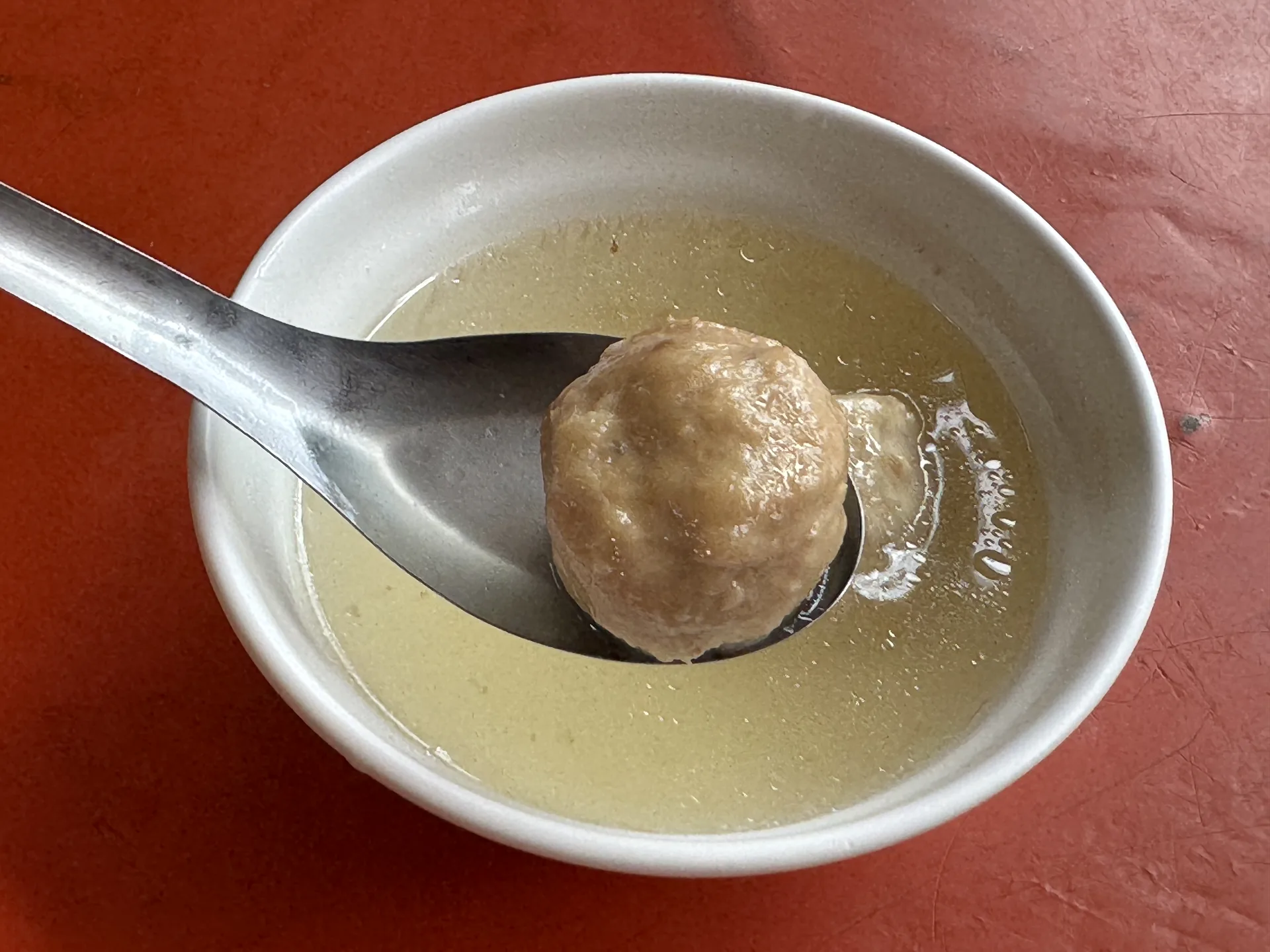 老等油飯搭配的湯品，清湯裡有一顆丸子