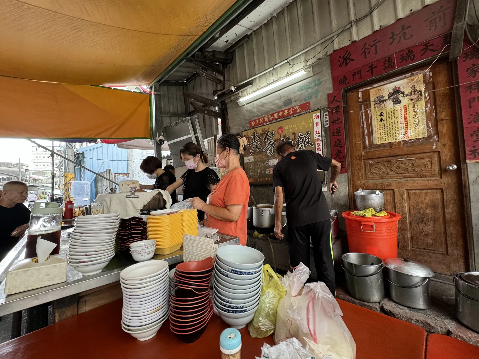 老等油飯位在北港舊市場巷弄裡的攤位店景