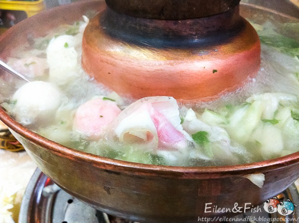 唐宮火鍋放青菜、冬粉之外,也有魚餃、丸子之類的火鍋料。
