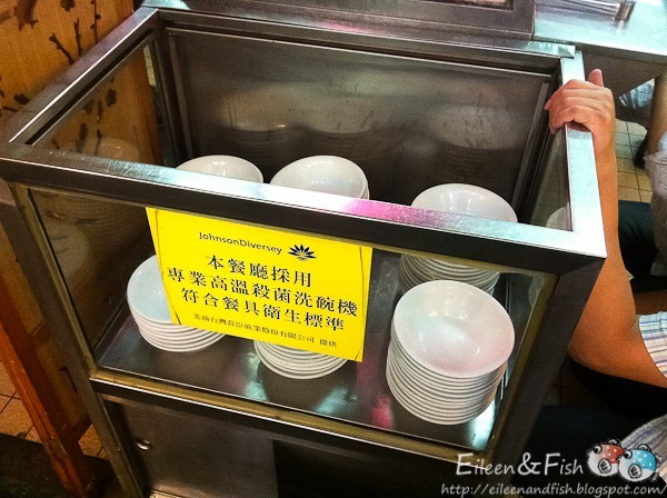 要吃蒙古烤肉呢,首先拿個碗吧。