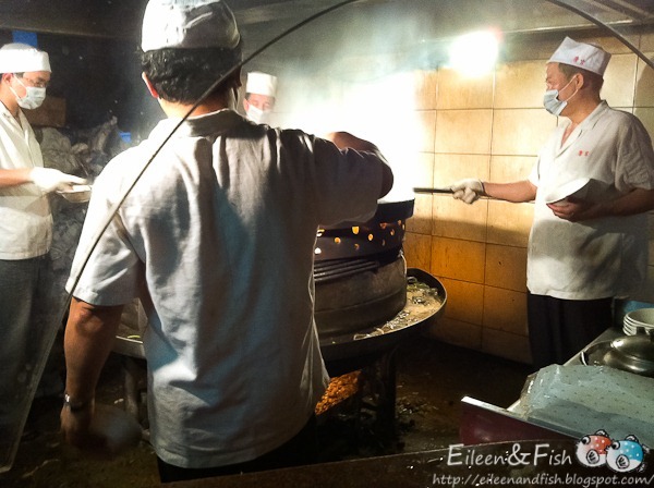師傅在裡頭處理烤肉其實很熱。