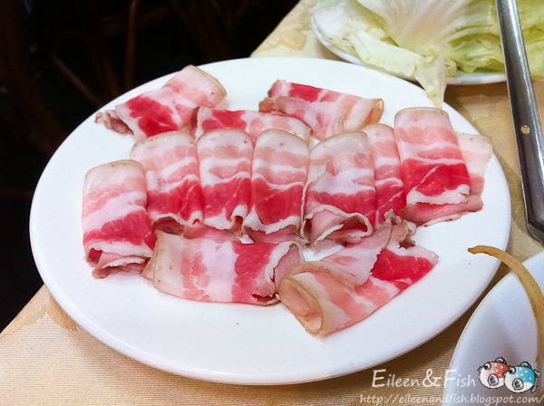 酸菜火鍋的配菜須和服務人員點菜,我們選擇了豬肉,油脂真是豐富。